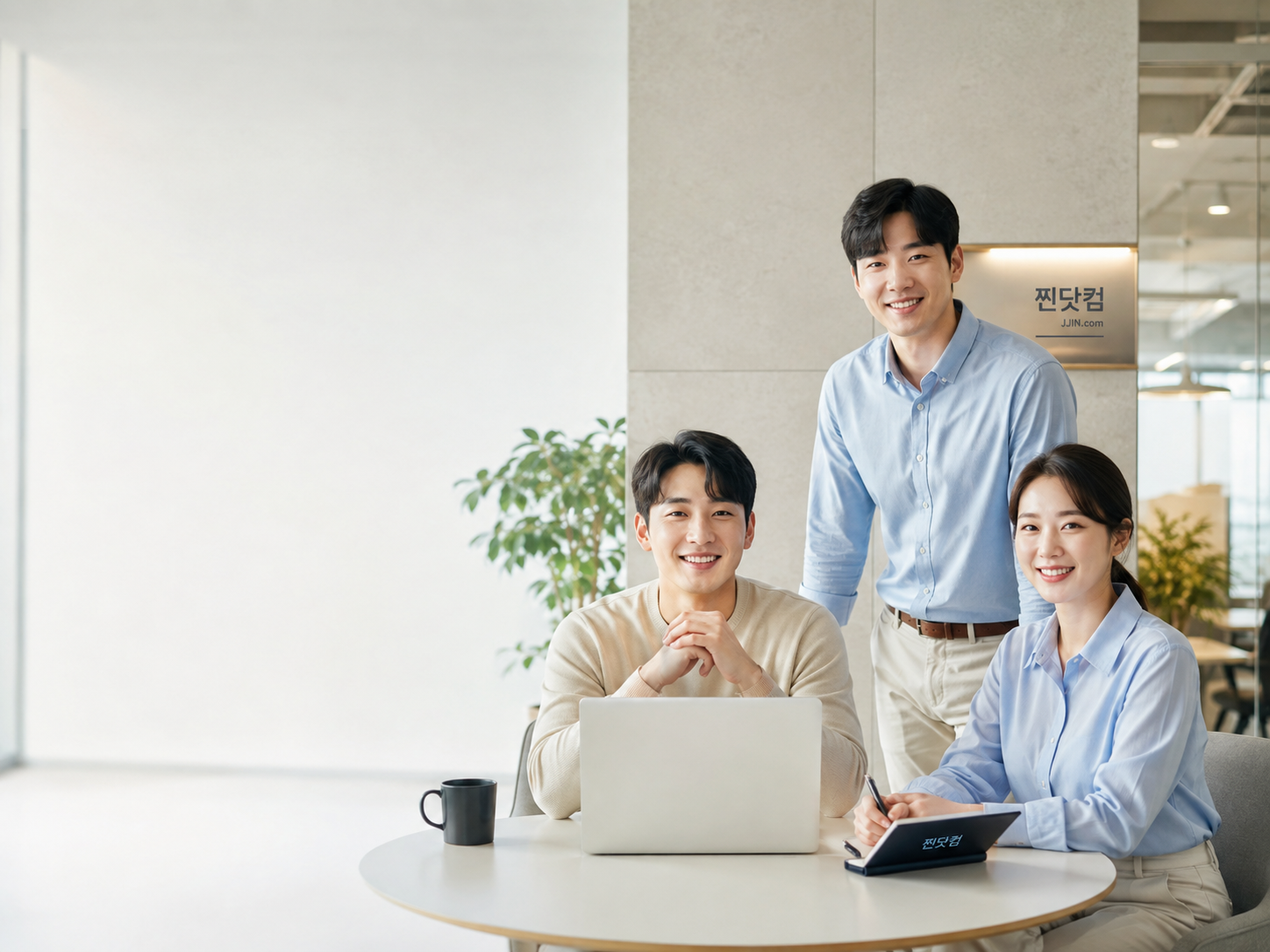 밝은 사무공간에서 생활서비스 정보를 함께 확인하는 사람들